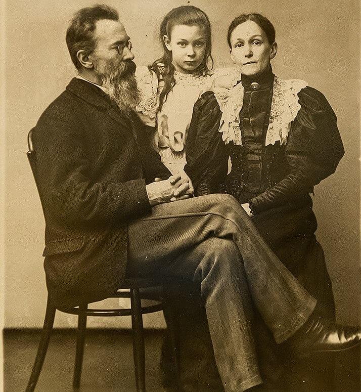 43564 < pan> николай римский-корсаков женился один раз. Его женой была Надежда Пульхольд: композитор, музыковед и талантливая пианистка. Свадьба состоялась в 1872 году.